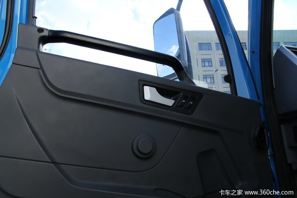 青岛解放 龙V中卡 220马力 4X2 CNG载货车(底盘)(CA5167CCYPK2L2NE5A80-1)驾驶室图