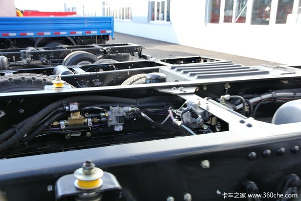 青岛解放 悍V重卡 300马力 8X4 自卸车底盘(CA3310P1K15L3T4NE5A80)底盘图（3/13）