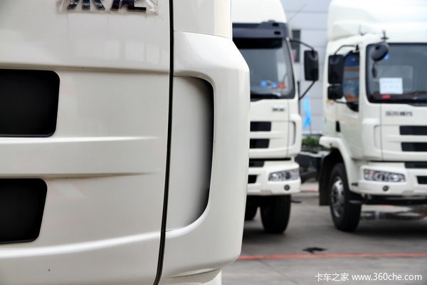 东风柳汽 乘龙中卡 220马力 6X2 载货车底盘(LZ1200M3CAT)外观图（29/42）