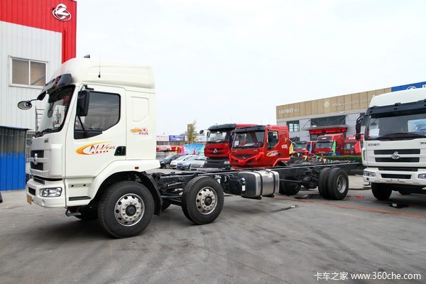 东风柳汽 乘龙中卡 220马力 6X2 载货车底盘(LZ1200M3CAT)外观图（5/42）