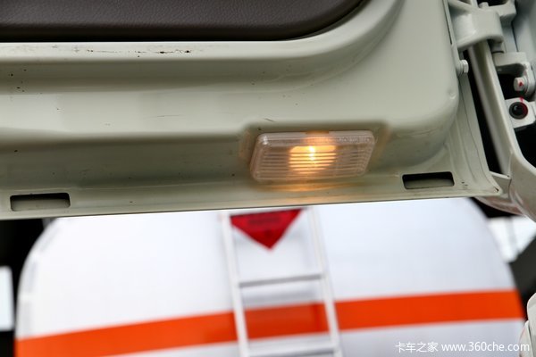 东风柳汽 乘龙中卡 220马力 6X2 载货车底盘(LZ1200M3CAT)驾驶室图（2/39）