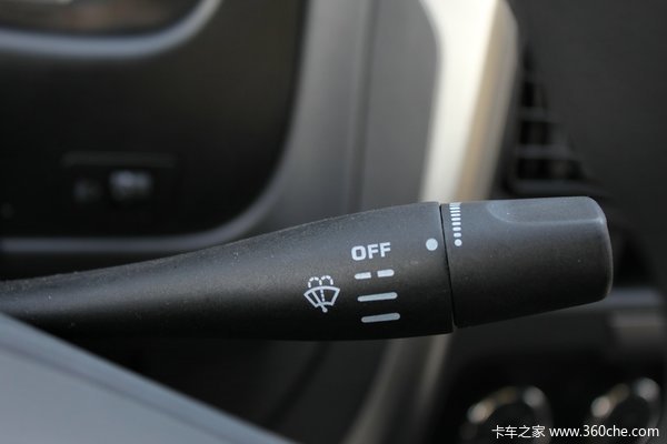 2014款郑州日产 东风锐骐 豪华型 3.0L柴油 四驱 双排皮卡驾驶室图（8/25）