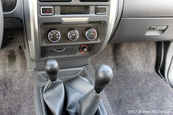 2014款郑州日产 东风锐骐 豪华型 3.0L柴油 四驱 双排皮卡驾驶室图（11/25）