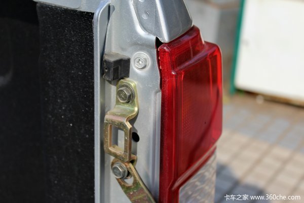 2014款郑州日产 东风锐骐 豪华型 3.0L柴油 四驱 双排皮卡外观图（59/63）