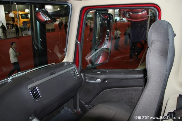 四川现代 Xcient创虎 410马力 8X4 排半载货车底盘(CHM1310KPQ80M)驾驶室图（16/16）