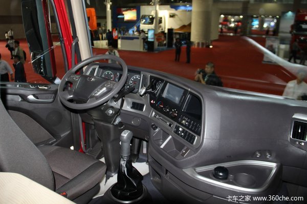 四川现代 Xcient创虎 410马力 8X4 排半载货车底盘(CHM1310KPQ80M)驾驶室图（13/16）