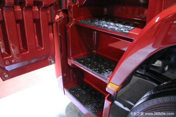 四川现代 Xcient创虎 410马力 8X4 排半载货车底盘(CHM1310KPQ80M)驾驶室图（2/16）