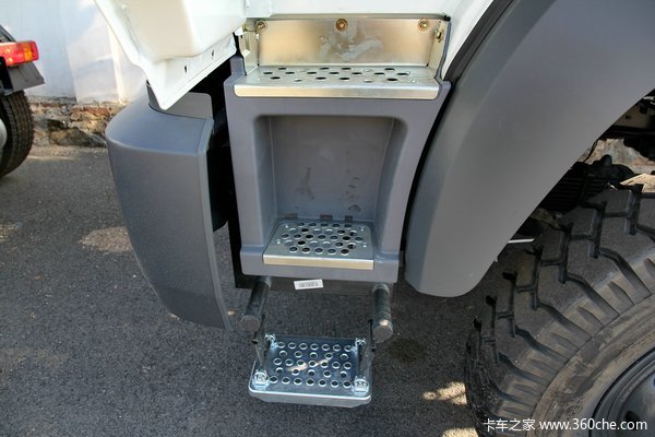 北奔 NG80系列重卡 300马力 4X4 越野载货车(ND12502B41J)驾驶室图（2/29）