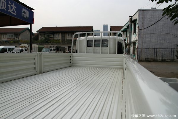 江铃凯锐N800H 152马力 4X2 4.675米排半栏板载货车(JX1083TPKA2)上装图