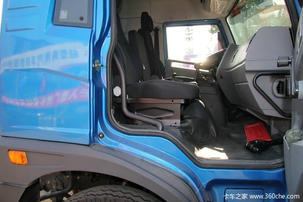 青岛解放 龙V中卡 150马力 4X2 排半栏板载货车(CA1120PK2L2E4A80)驾驶室图（42/44）