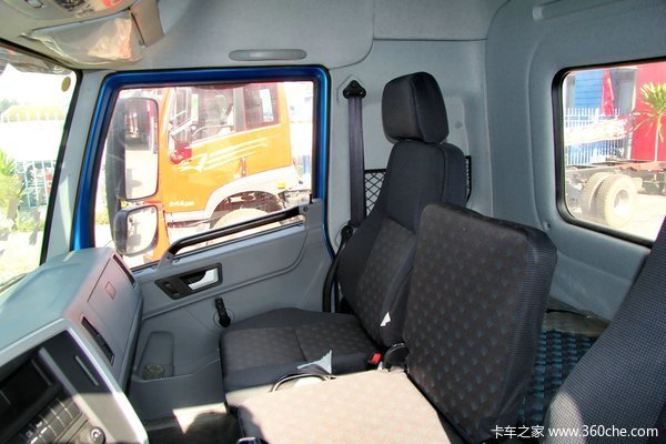 青岛解放 龙V中卡 150马力 4X2 排半栏板载货车(CA1120PK2L2E4A80)驾驶室图（31/44）