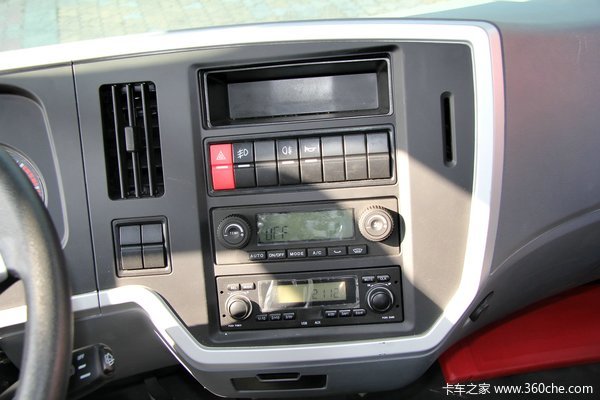 青岛解放 龙V中卡 150马力 4X2 排半栏板载货车(CA1120PK2L2E4A80)驾驶室图（15/44）