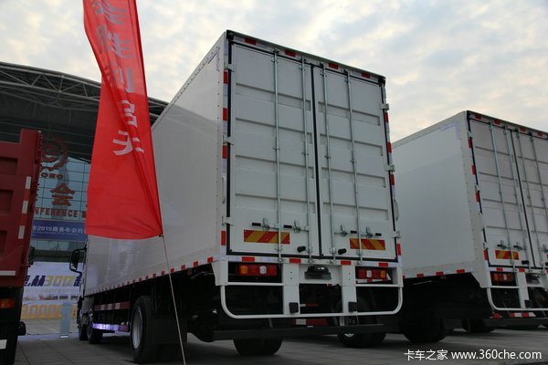 陕汽德龙新M3000 245马力 6X2 厢式载货车(SX5256XXYMK549)外观图（5/22）