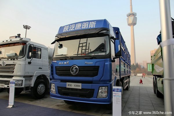 陕汽 德龙X3000 345马力 8X4 仓栅载货车(SX5316CCY4V456)外观图（3/20）