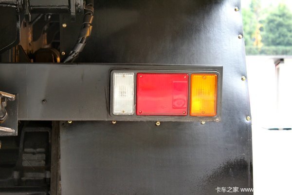 红岩 新金刚重卡 336马力 6X4 自卸车(U型斗新型渣土车)(CQ3255HTG384)底盘图（18/40）