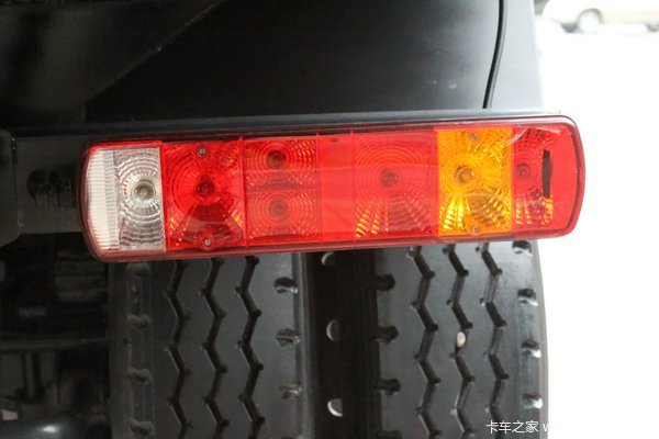 红岩 杰狮重卡 390马力 8X4 自卸车(CQ3315HTG466)底盘图（18/33）