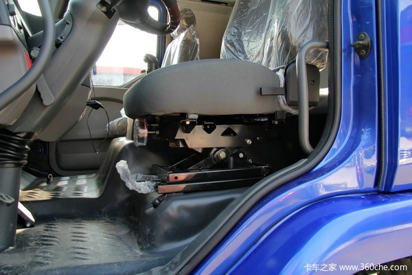 东风柳汽 乘龙中卡 160马力 4X2 厢式载货车底盘(LZ5162XXYM3AA)驾驶室图（3/26）