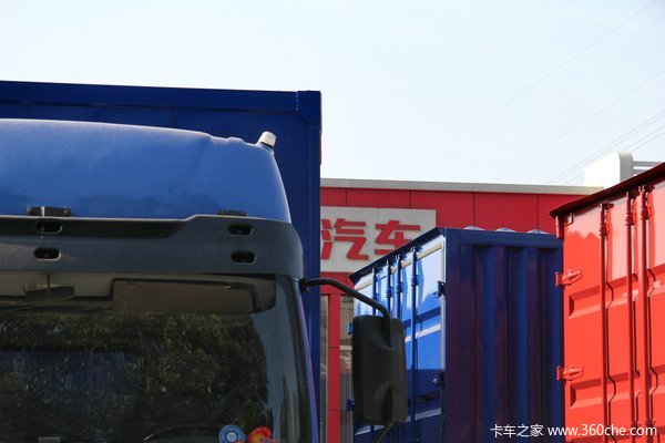 东风柳汽 乘龙中卡 220马力 6X2 厢式载货车(LZ5250XXYRCMA)外观图（10/35）