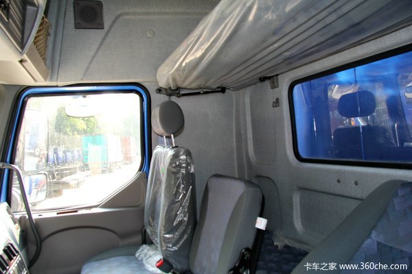 东风柳汽 乘龙中卡 220马力 6X2 厢式载货车(LZ5250XXYRCMA)驾驶室图（33/50）