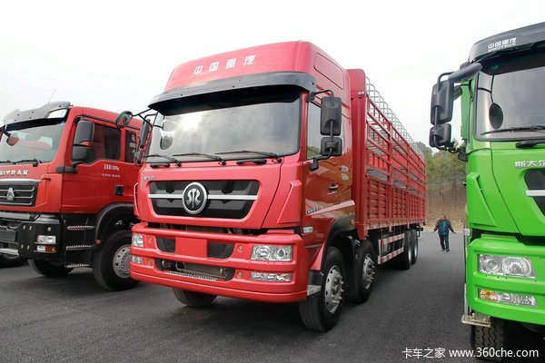 中国重汽 斯达 斯太尔 310马力 8X4 仓栅式载货车(ZZ5313CCYN466GD1)外观图（1/4）