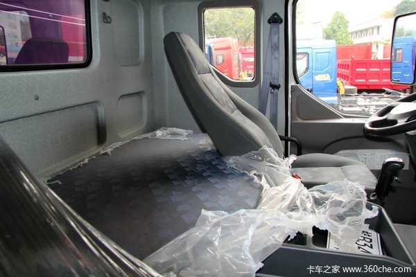 东风柳汽 霸龙重卡 245马力 6X2 排半厢式载货车(LZ5200XXYM5CA)驾驶室图（31/47）