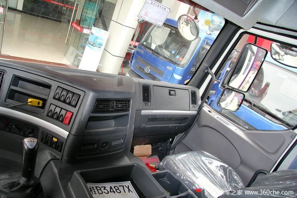 东风柳汽 霸龙重卡 245马力 6X2 排半厢式载货车(LZ5200XXYM5CA)驾驶室图（27/47）