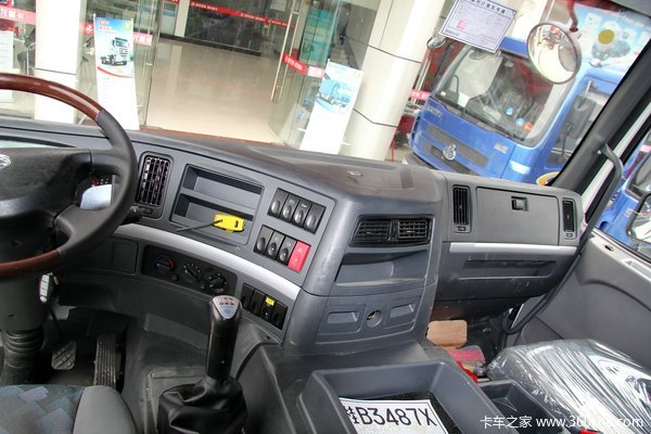 东风柳汽 霸龙重卡 245马力 6X2 排半厢式载货车(LZ5200XXYM5CA)驾驶室图（26/47）