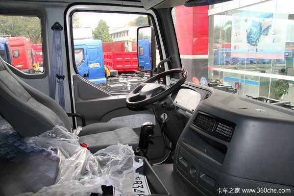 东风柳汽 霸龙重卡 245马力 6X2 排半厢式载货车(LZ5200XXYM5CA)驾驶室图（24/47）