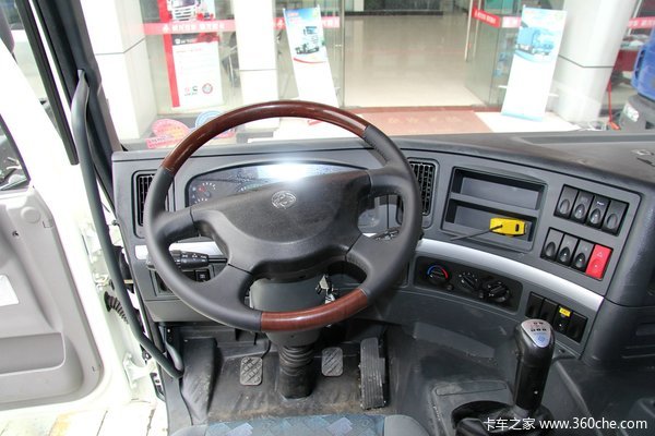 东风柳汽 霸龙重卡 245马力 6X2 排半厢式载货车(LZ5200XXYM5CA)驾驶室图（11/47）