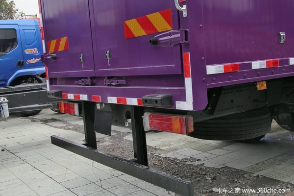 东风柳汽 霸龙重卡 245马力 6X2 排半厢式载货车(LZ5200XXYM5CA)上装图（13/21）