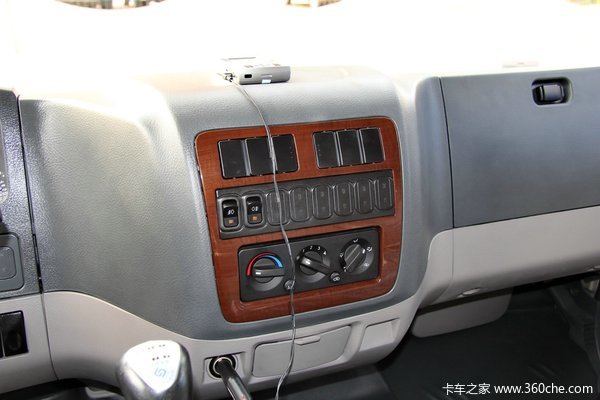 东风柳汽 乘龙中卡 170马力 4X2 仓栅载货车(LZ5120CCYRAPA)驾驶室图（14/39）