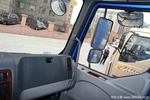 东风柳汽 乘龙中卡 140马力 4X2 厢式载货车(LZ5121XXYRAPA)驾驶室图（13/18）