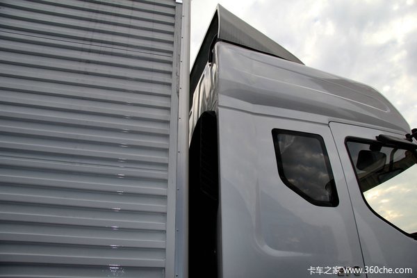 东风柳汽 霸龙重卡 270马力 6X2 排半厢式载货车(LZ5200XXYM5CA)外观图（31/42）
