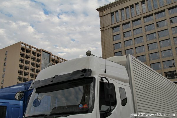 东风柳汽 霸龙重卡 270马力 6X2 排半厢式载货车(LZ5200XXYM5CA)外观图（19/42）