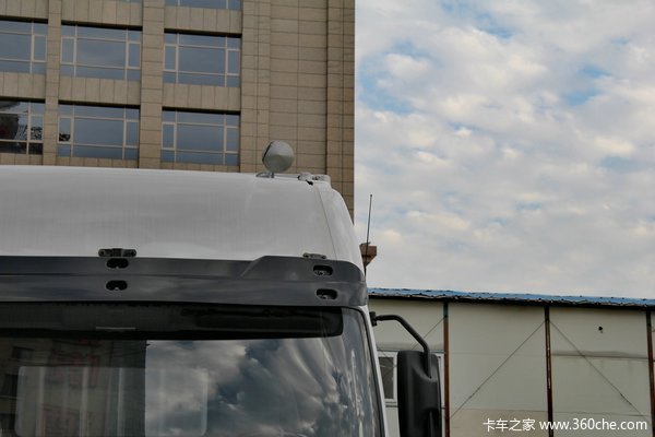 东风柳汽 霸龙重卡 270马力 6X2 排半厢式载货车(LZ5200XXYM5CA)外观图（9/42）