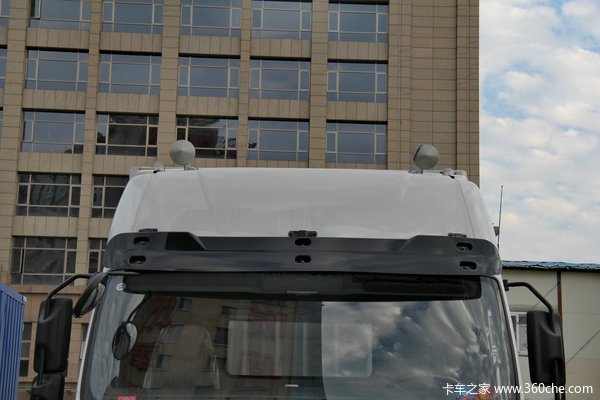 东风柳汽 霸龙重卡 270马力 6X2 排半厢式载货车(LZ5200XXYM5CA)外观图（7/42）