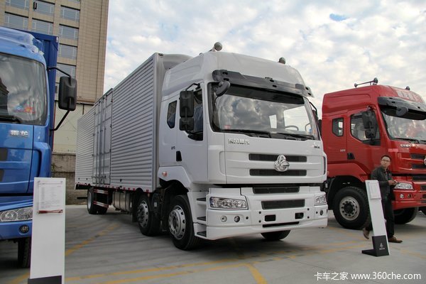 东风柳汽 霸龙重卡 270马力 6X2 排半厢式载货车(LZ5200XXYM5CA)外观图（1/42）