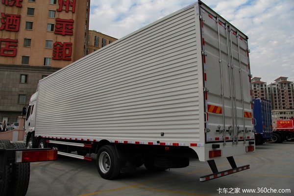 东风柳汽 霸龙重卡 270马力 6X2 排半厢式载货车(LZ5200XXYM5CA)外观图（5/42）