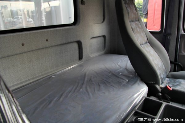 东风柳汽 霸龙重卡 270马力 6X2 排半厢式载货车(LZ5200XXYM5CA)驾驶室图（29/46）