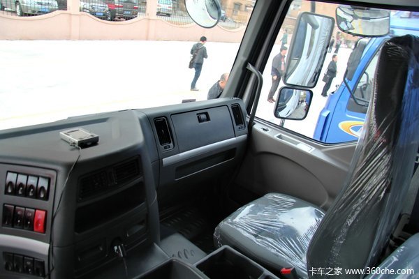 东风柳汽 霸龙重卡 270马力 6X2 排半厢式载货车(LZ5200XXYM5CA)驾驶室图（22/46）