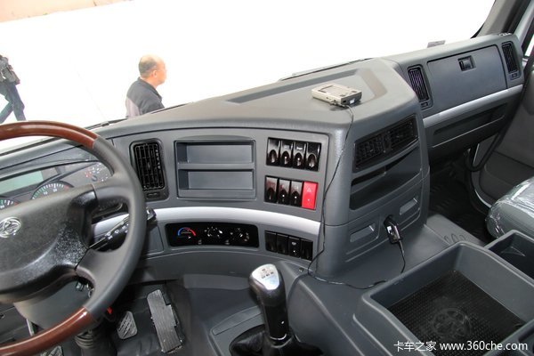 东风柳汽 霸龙重卡 270马力 6X2 排半厢式载货车(LZ5200XXYM5CA)驾驶室图（14/46）