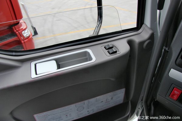 东风柳汽 霸龙重卡 270马力 6X2 排半厢式载货车(LZ5200XXYM5CA)驾驶室图（4/46）