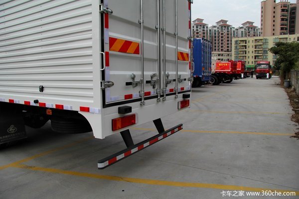 东风柳汽 霸龙重卡 270马力 6X2 排半厢式载货车(LZ5200XXYM5CA)上装图（3/19）