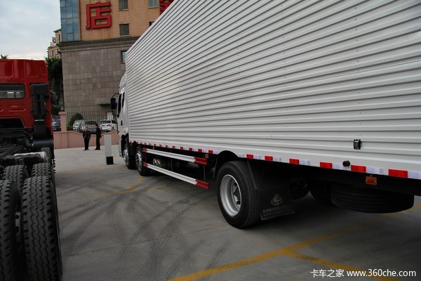 东风柳汽 霸龙重卡 270马力 6X2 排半厢式载货车(LZ5200XXYM5CA)上装图（2/19）