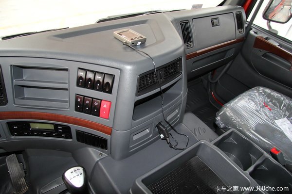 东风柳汽 霸龙重卡 385马力 8X4 排半仓栅载货车底盘(LZ5312CCYM5FA)驾驶室图（11/26）