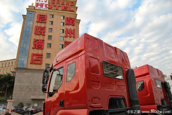 东风柳汽 霸龙重卡 315马力 8X4 排半厢式载货车底盘(LZ5311XXYQELA)外观图（24/35）