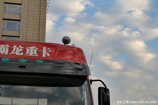 东风柳汽 霸龙重卡 315马力 8X4 排半厢式载货车底盘(LZ5311XXYQELA)外观图（9/35）