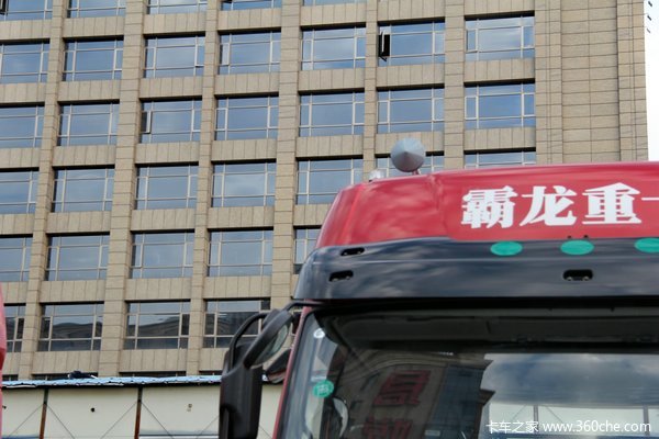 东风柳汽 霸龙重卡 315马力 8X4 排半厢式载货车底盘(LZ5311XXYQELA)外观图（8/35）