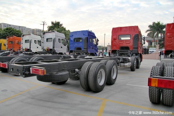 东风柳汽 霸龙重卡 315马力 8X4 排半厢式载货车底盘(LZ5311XXYQELA)外观图（5/35）