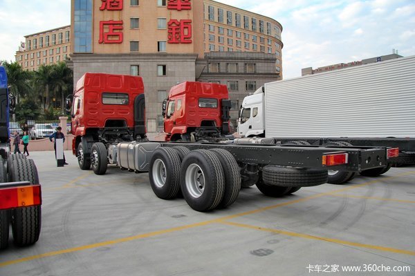 东风柳汽 霸龙重卡 315马力 8X4 排半厢式载货车底盘(LZ5311XXYQELA)外观图（4/35）